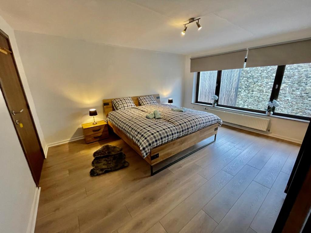 - une chambre avec un lit et une grande fenêtre dans l'établissement La Pit Home, à Francorchamps