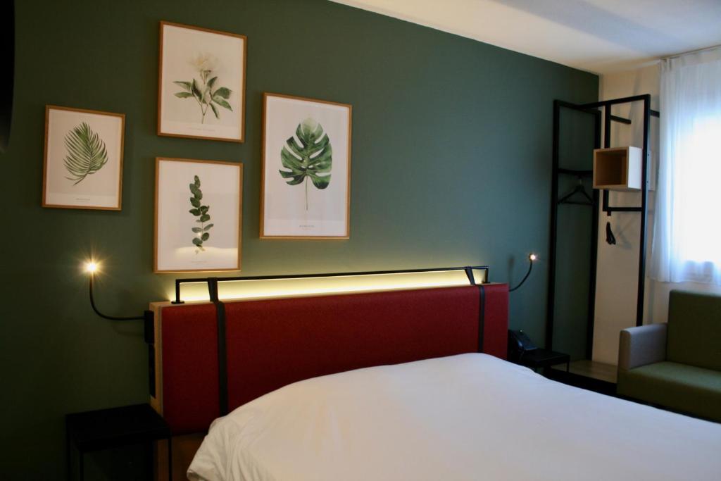 Кровать или кровати в номере Campanile Montpellier Ouest - Croix D'Argent