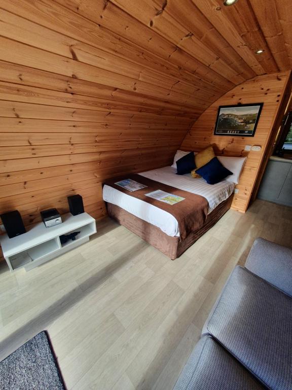 Letto o letti in una camera di Priory Glamping Pods and Guest accommodation