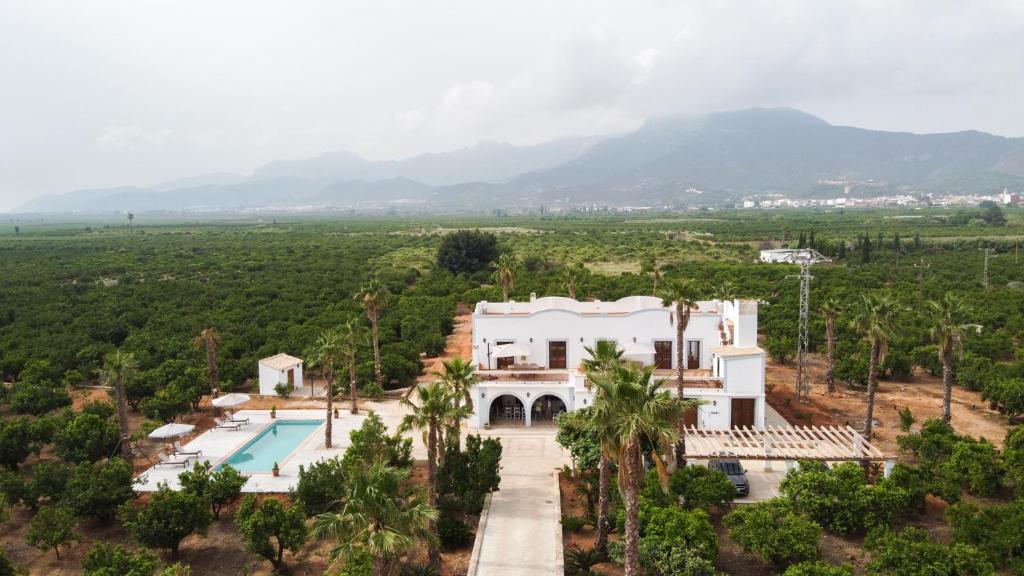 una vista aérea de una villa con piscina y palmeras en Apartamento en Villa Monsalva, en Monte San Miguel