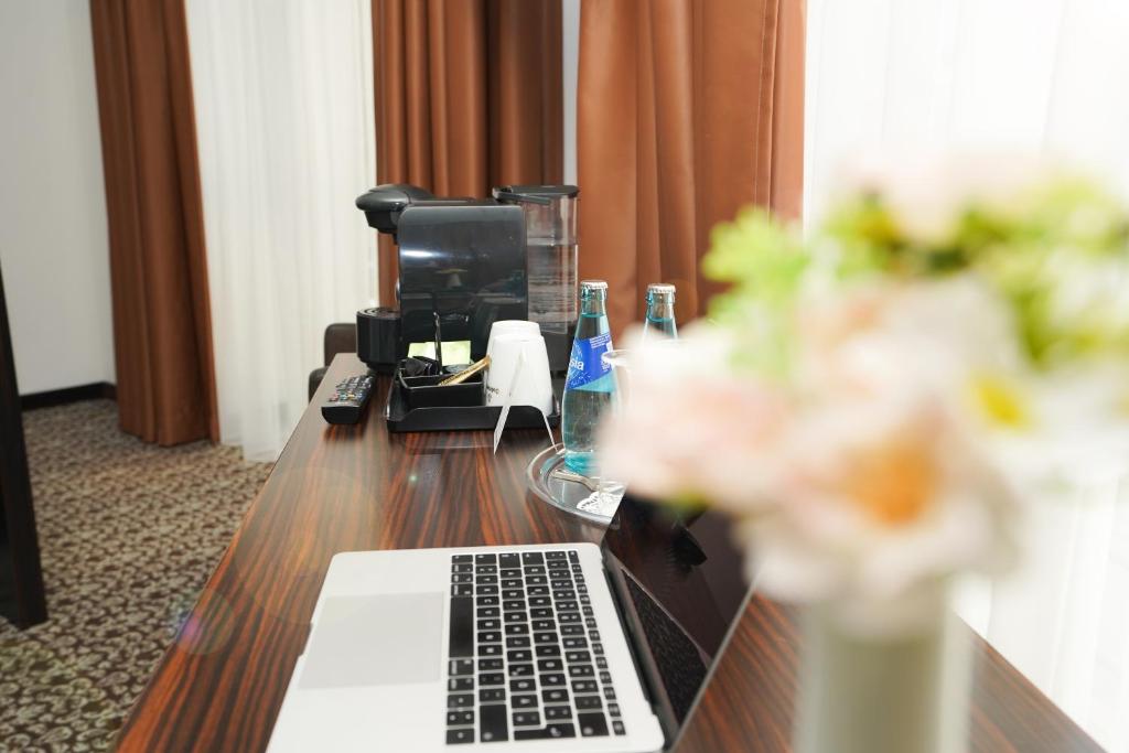 Uma TV ou centro de entretenimento em The Atrium Hotel