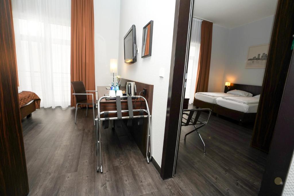 Cama ou camas em um quarto em The Atrium Hotel