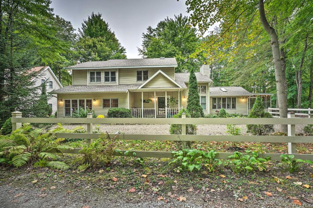 Lakeside Escape Steps to Lake Michigan Beach! - Housity