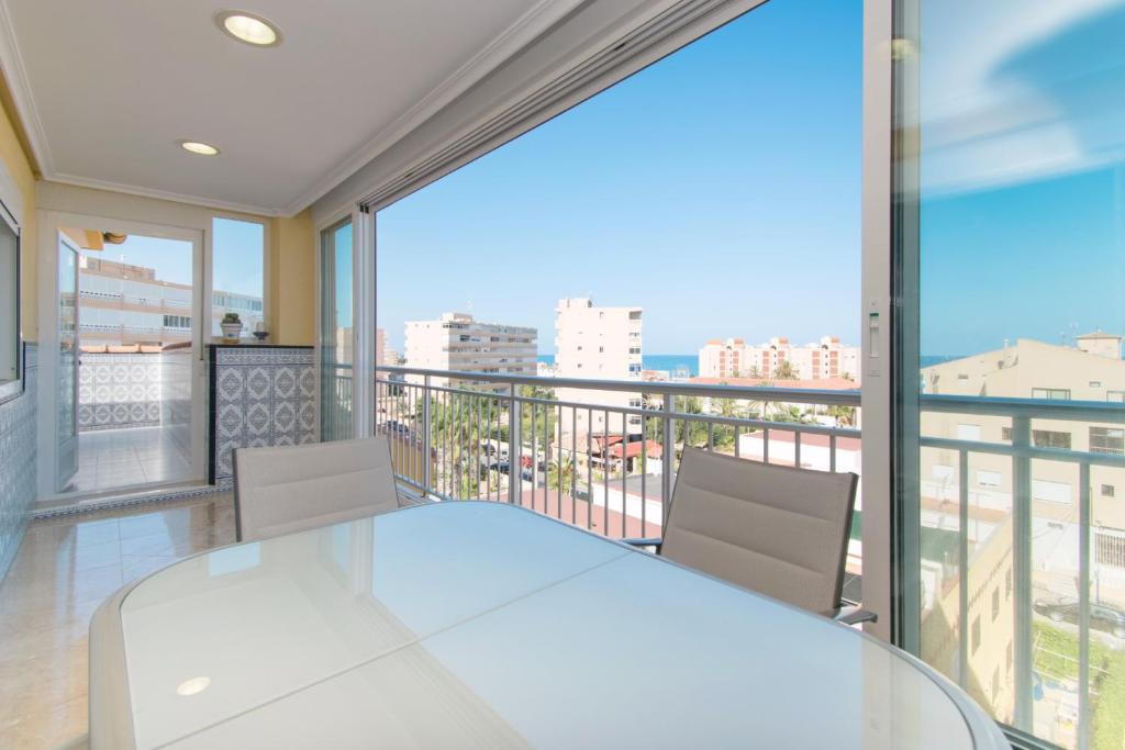jadalnia ze stołem i balkonem w obiekcie 105 Beach View - Alicante Holiday w mieście Torrevieja