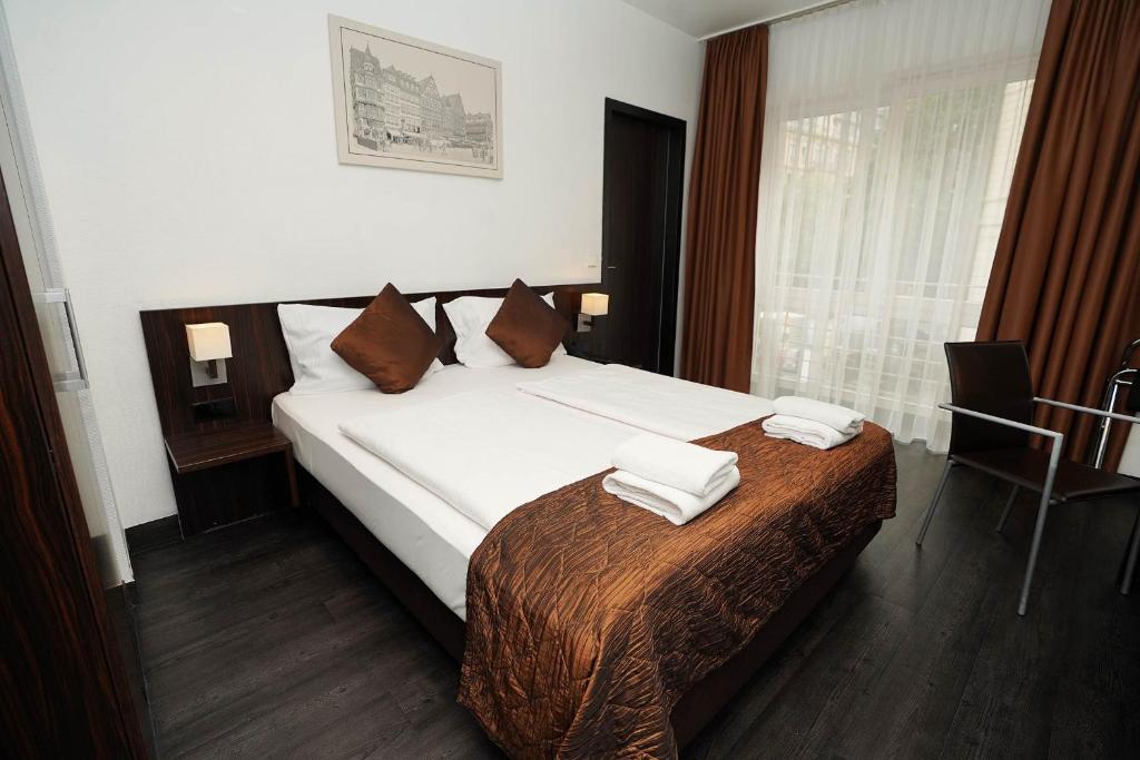Cama ou camas em um quarto em The Atrium Hotel