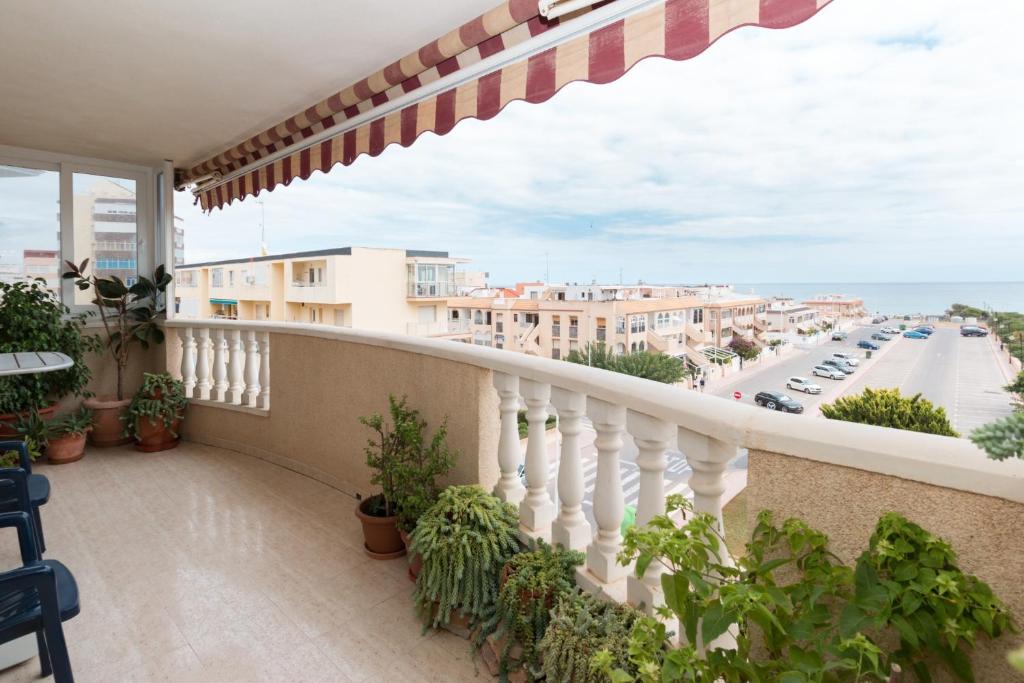 Elle comprend un balcon offrant une vue sur la rue. dans l'établissement 114 Sea Views Dream - Alicante Holiday, à Torrevieja