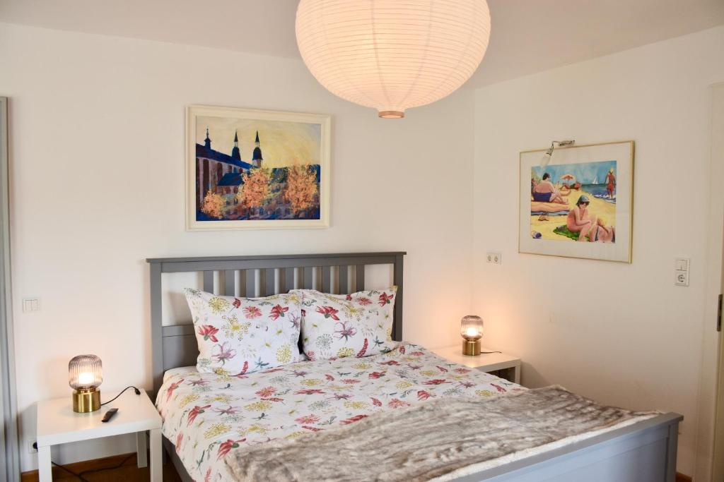 ein Schlafzimmer mit einem Bett und zwei Nachttischen in der Unterkunft Bed & Breakfast am Rheinsteig Bad Honnef in Bad Honnef am Rhein