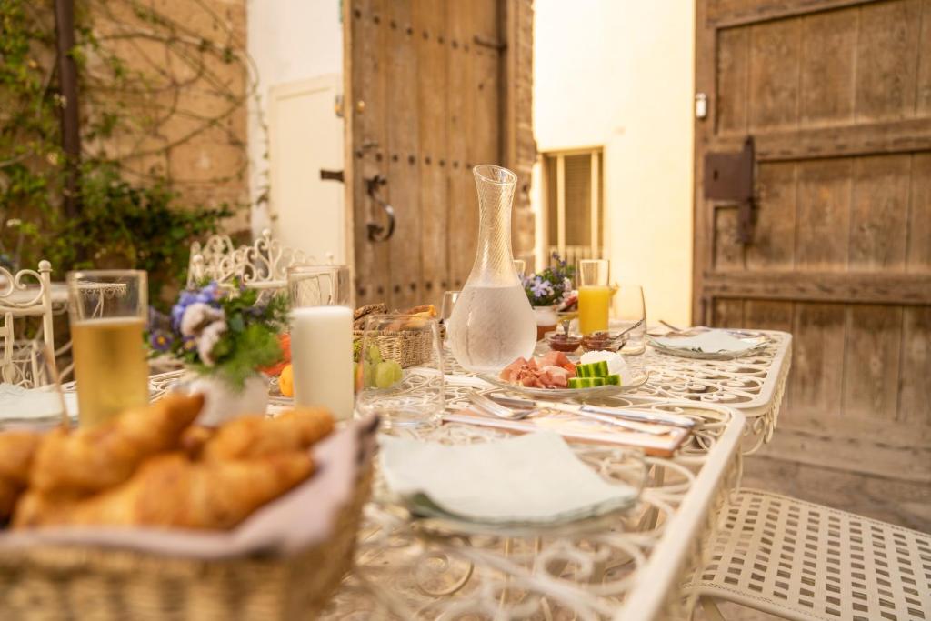 una mesa con comida y bebidas con un Sidx Sidx Sidx en Relais Il Mignano, en Nardò