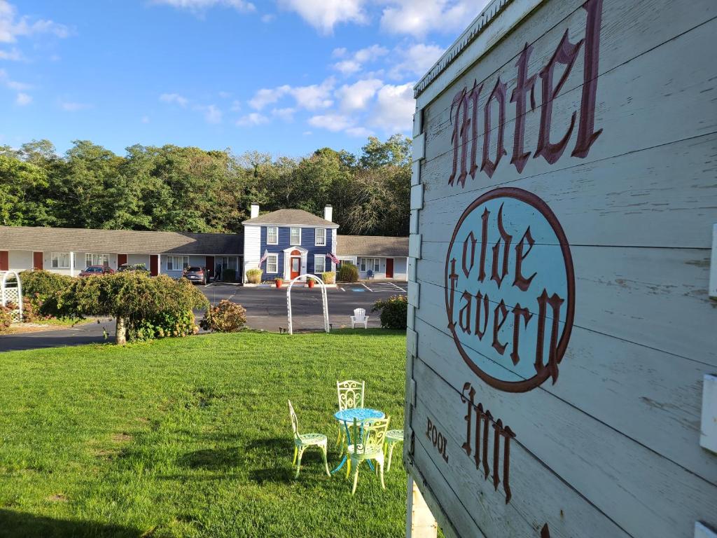 Una señal para una pequeña cocina al lado de una casa en Olde Tavern Motel and Inn - Cape Cod, en Orleans