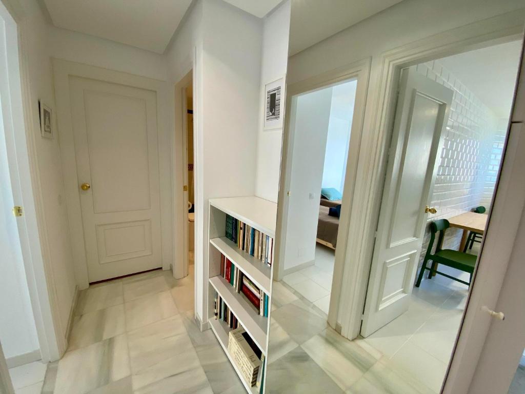Knihovna v apartmánu