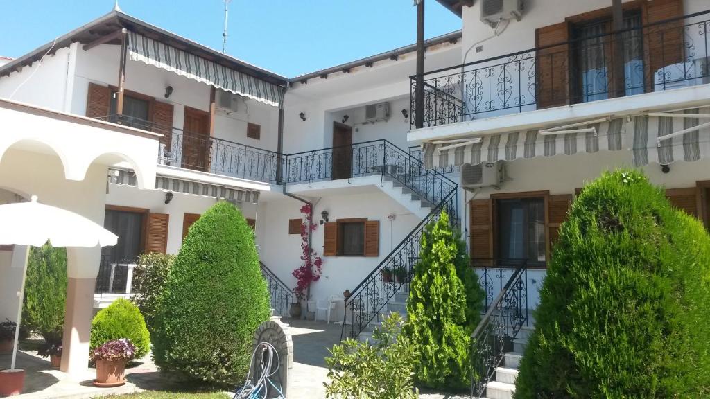 a view of the exterior of a building at Villa Sophia in Ofrínion
