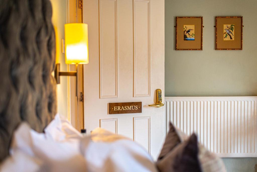 Crown & Punchbowl - Resim 26