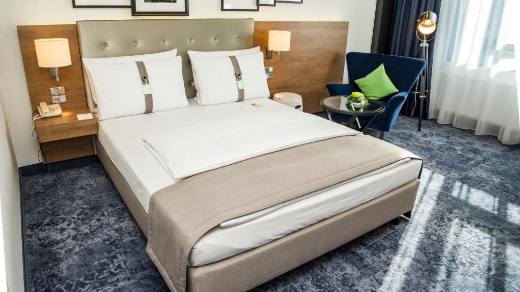 
Standard Queen Room - Top Floor
