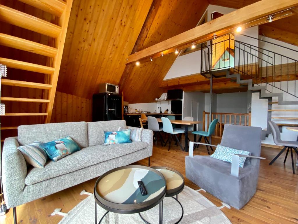 ein Wohnzimmer mit einem Sofa und einem Tisch in der Unterkunft La Tanière in Vaujany