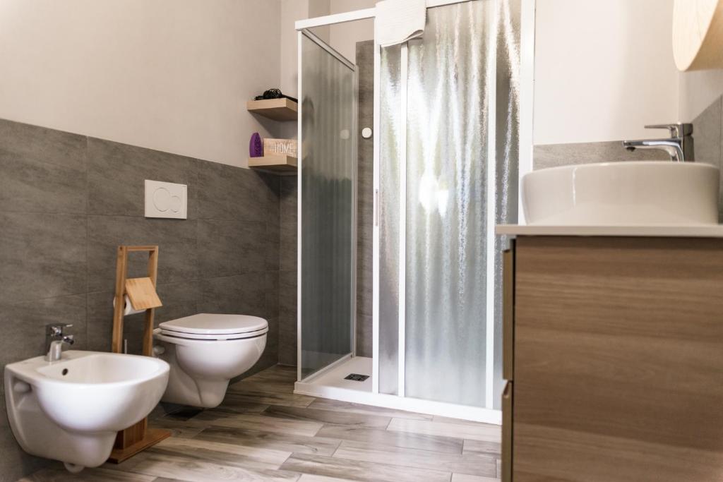 un bagno con wc, lavandino e doccia di Via Mazzini B & B (MXP) a Vizzola Ticino