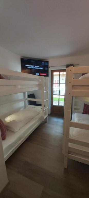 A bed or beds in a room at Hochalmbahnen Chalets Rauris 1-09 WE1, Maislaufeldweg 1i EG