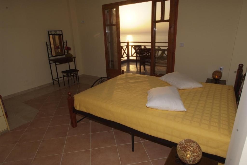 A bed or beds in a room at Irida