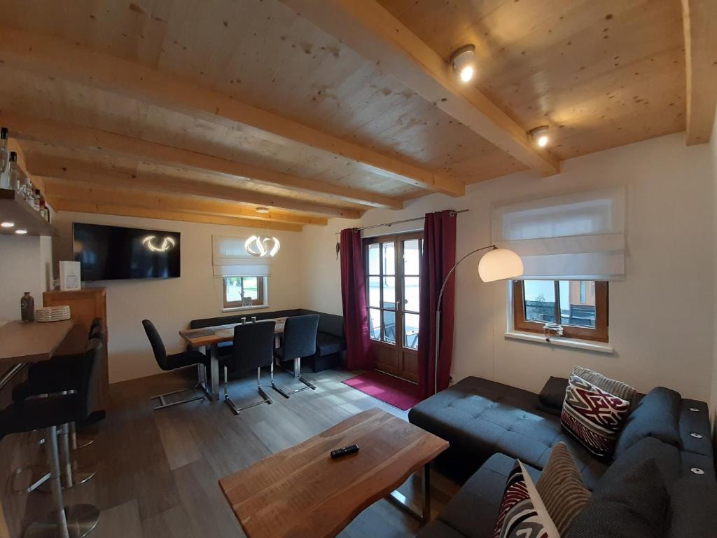 A seating area at Hochalmbahnen Chalets Rauris 1-09 WE1, Maislaufeldweg 1i EG