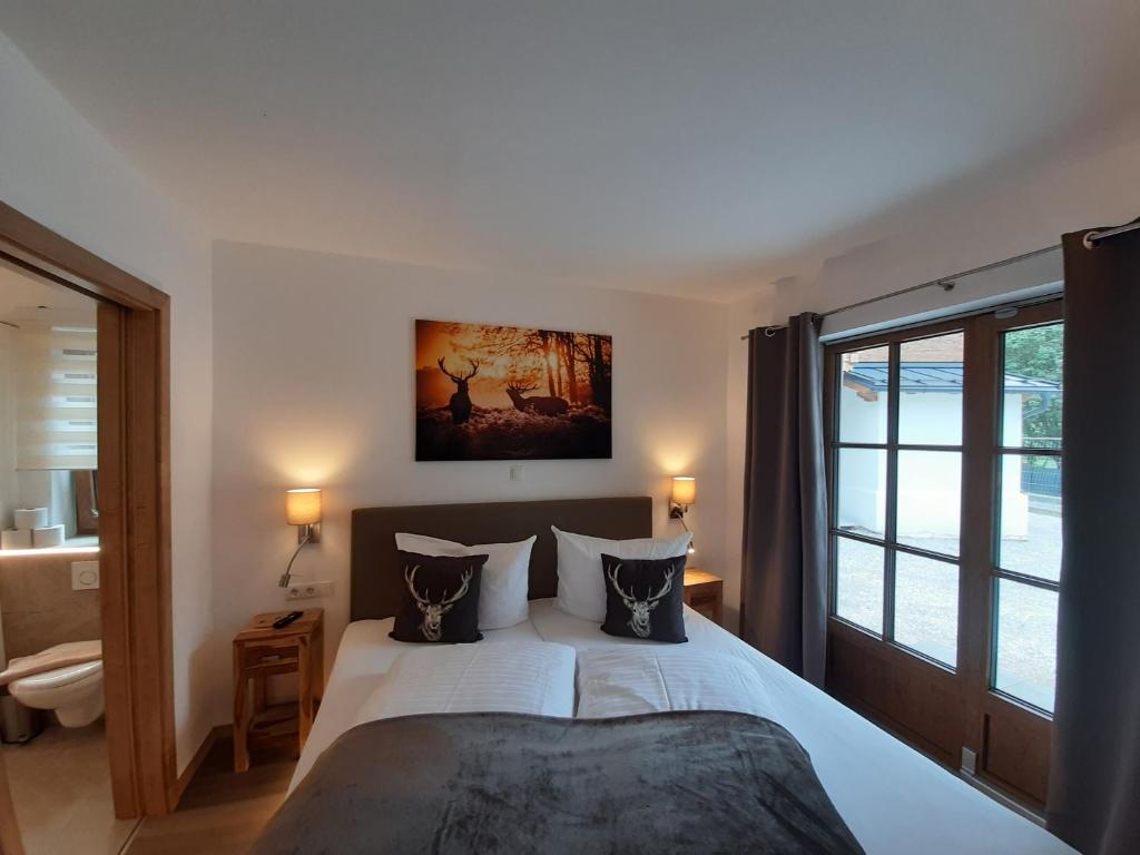 A bed or beds in a room at Hochalmbahnen Chalets Rauris 1-09 WE1, Maislaufeldweg 1i EG