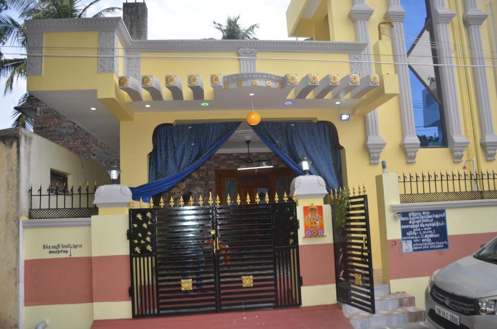 本地治里的住宿－Vasantham Villas，一座带门和蓝色窗帘的房子