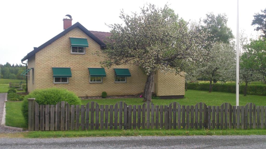 霍克的住宿－Flahult Holiday Home，前面有木栅栏的房子