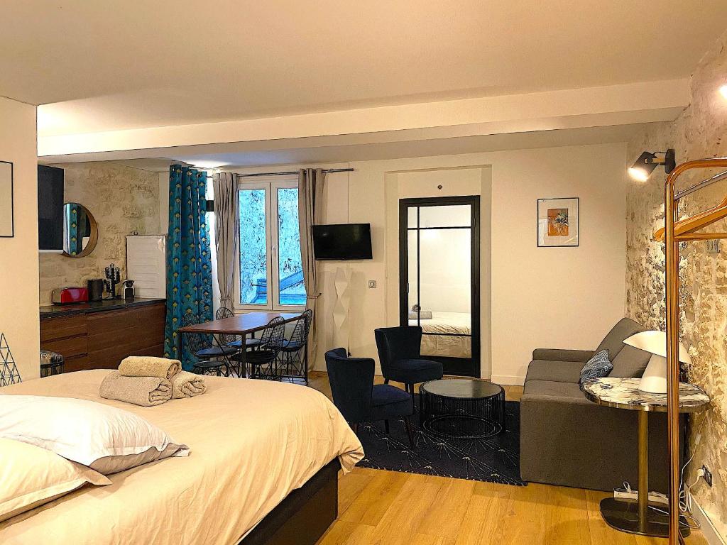 une chambre avec un lit et un salon dans l'établissement My Trip in Paris - Martin, à Paris