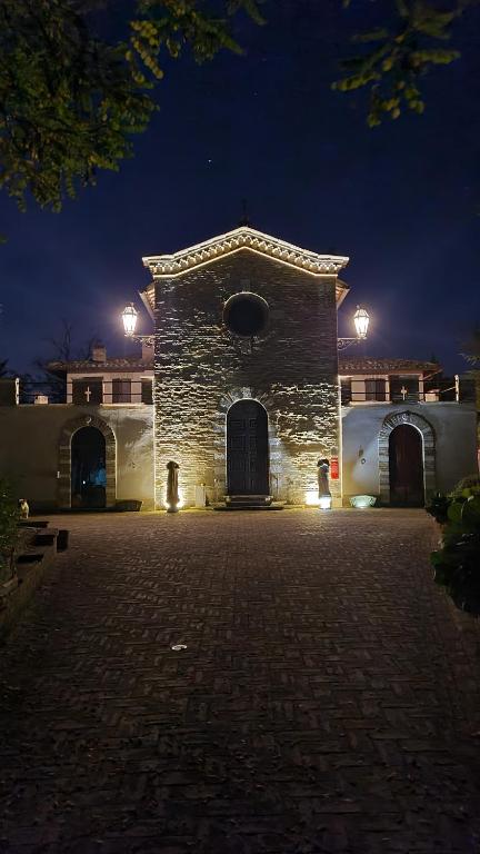 un gran edificio de piedra por la noche con luces en Convento Di San Martino in Crocicchio, en Urbino