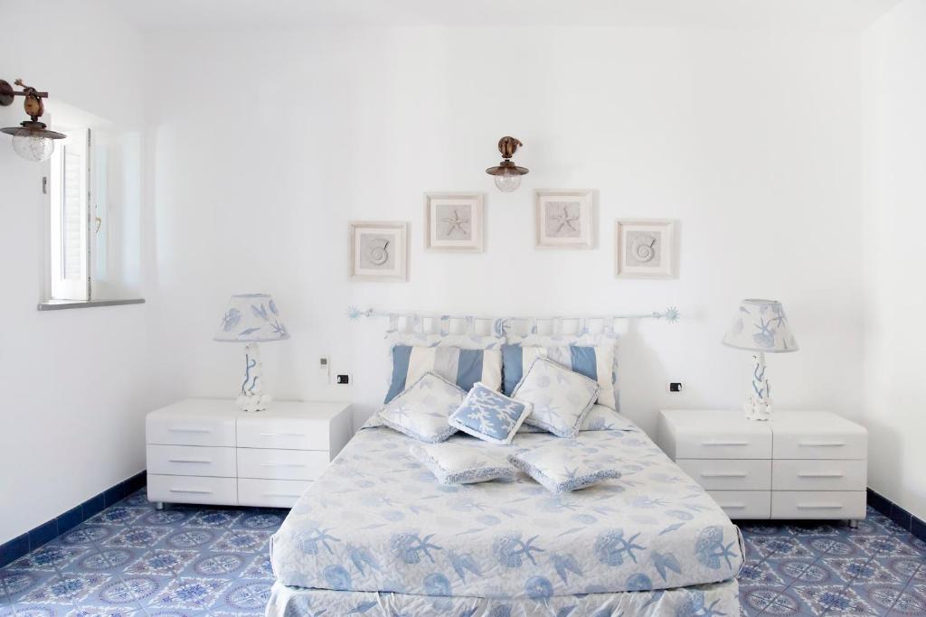 A bed or beds in a room at Villa Rocce Rosse