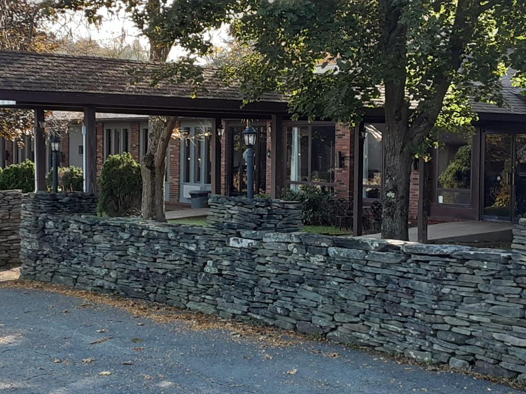 Clifford的住宿－Mountain View Lodge，房屋前的石墙