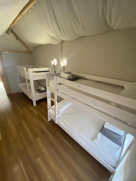 Postel nebo postele na pokoji v ubytování Albergue Jakue