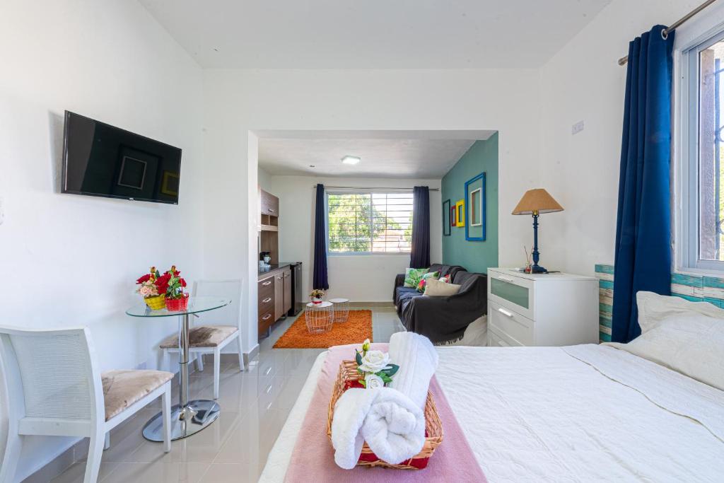 una camera con letto e un soggiorno di Bamboo Hoouse a Santo Domingo