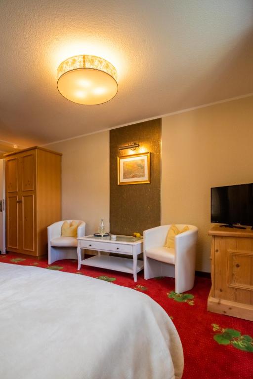 TV a/nebo společenská místnost v ubytování Romantik Hotel Zum Lindengarten