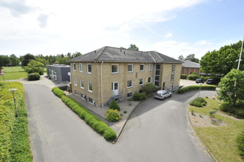 an aerial view of a house with a driveway at Thyregod Kursuscenter in Thyregod