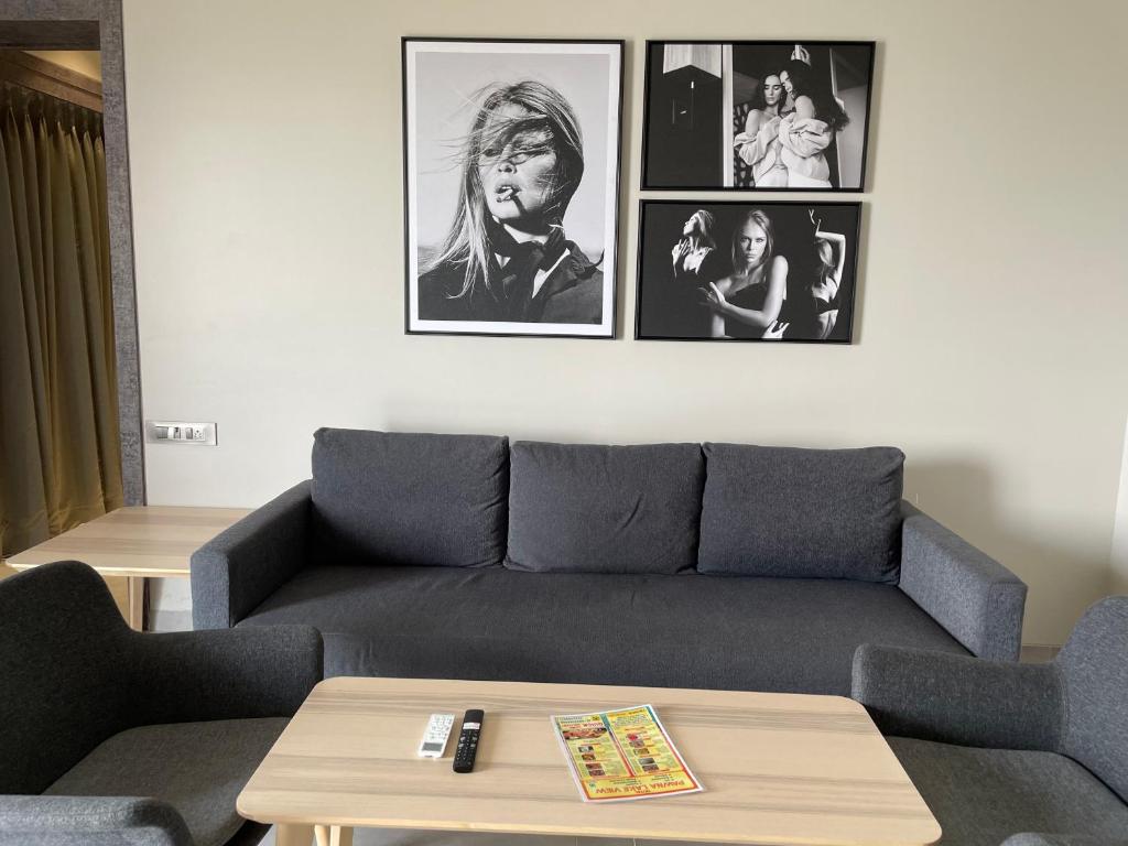 sala de estar con sofá y cuadros en la pared en Jumbo Paradise, Pawna lake, en Lonavala