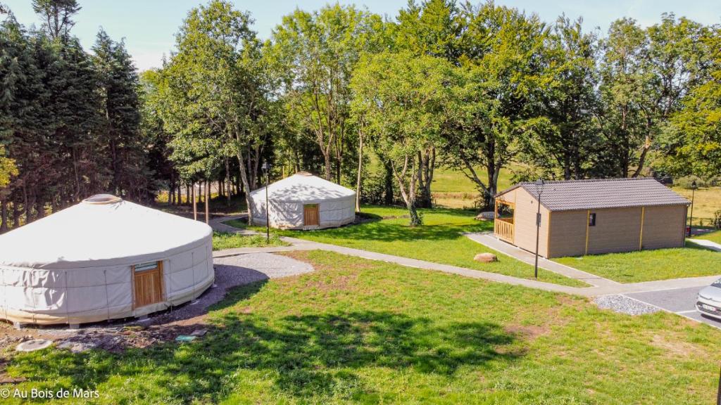 - une vue aérienne sur deux yourtes dans un champ dans l'établissement Au bois de Mars, à Les Martys