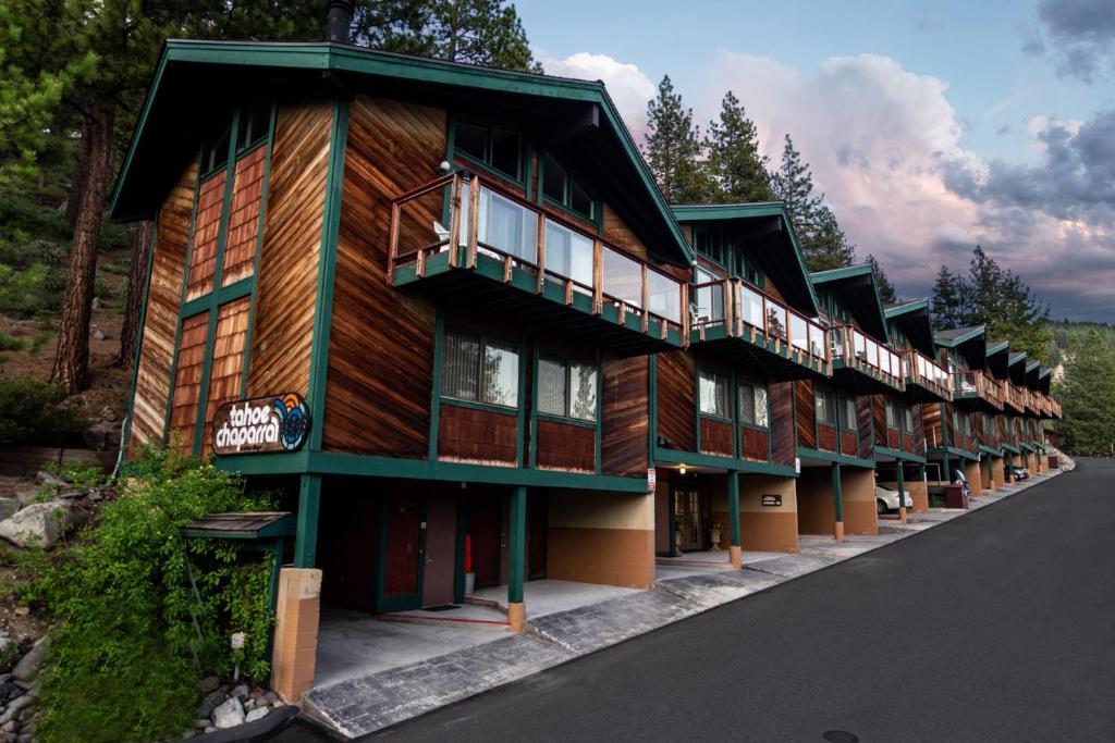 - un grand bâtiment avec des balcons sur le côté dans l'établissement Tahoe Chaparral, à Incline Village