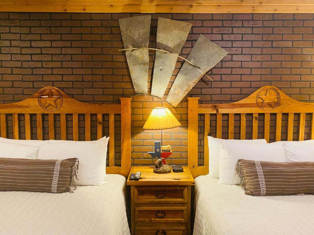 Letto o letti in una camera di The Big Texan Motel