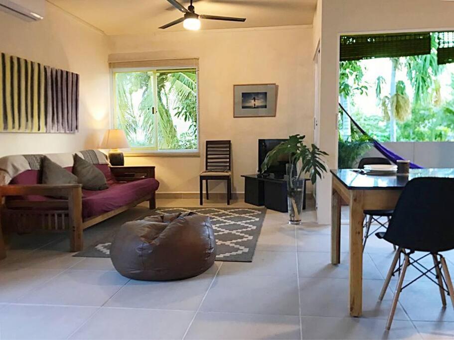 sala de estar con sofá y mesa en Acogedor depa cerca del mar, La Casa de lo pájaros, en Playa del Carmen
