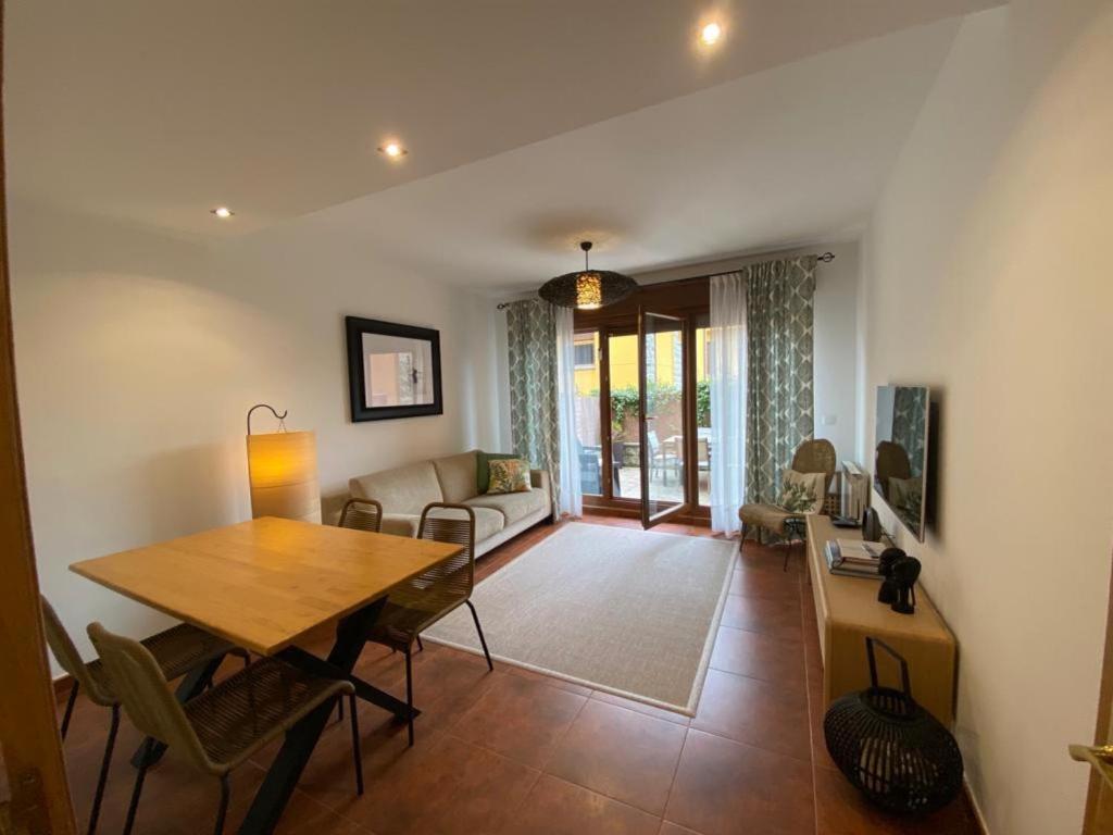 ein Wohnzimmer mit Tisch und Couch in der Unterkunft Alojamiento el Dorado in Llanes