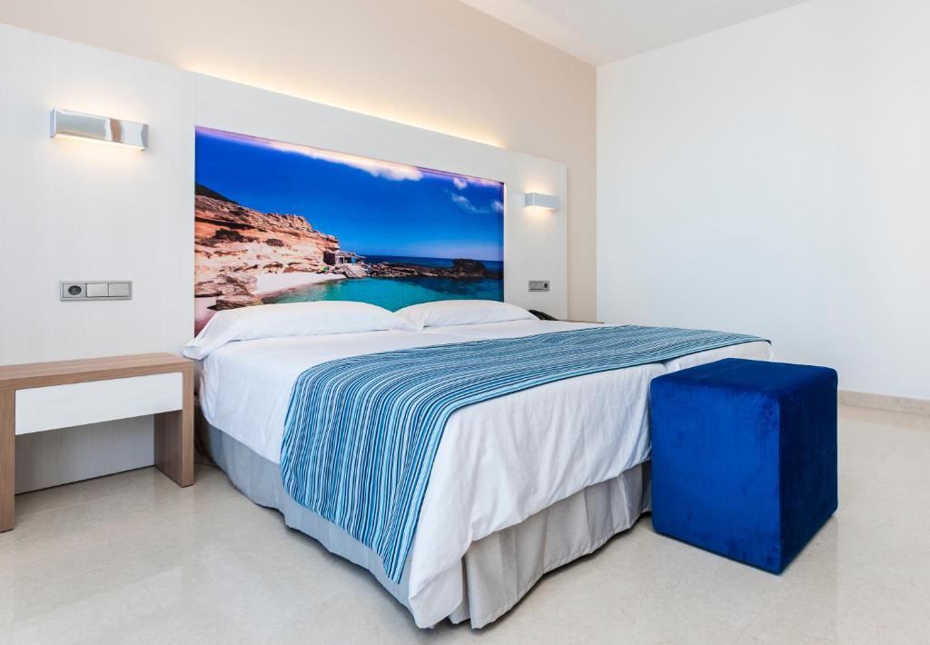 Un pat sau paturi într-o cameră la Globales Playa Estepona