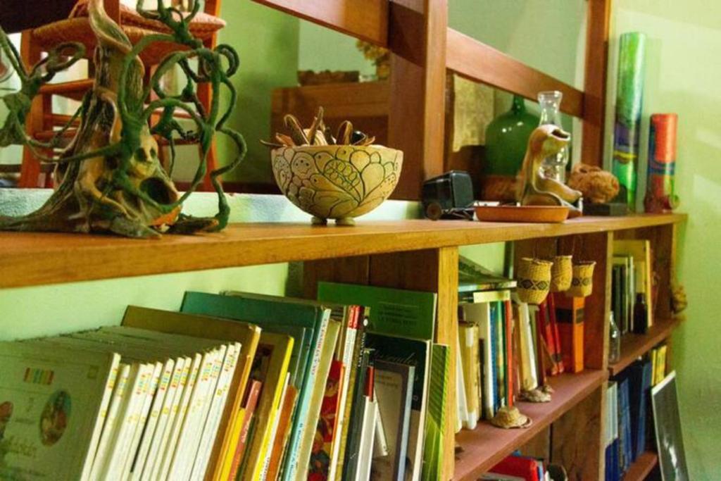 a book shelf filled with lots of books at Jardín de Naipí 3 in Puerto Iguazú