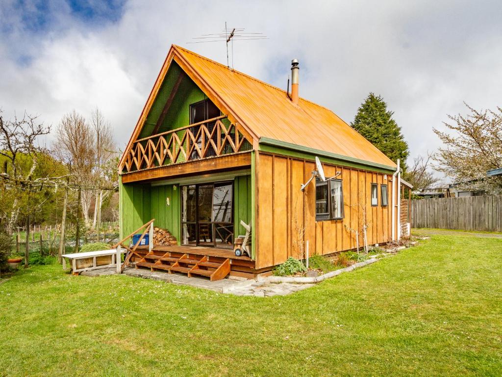 a green and wooden house in a yard at Green Gables Raetihi - Ohakune Holiday Home in Raetihi