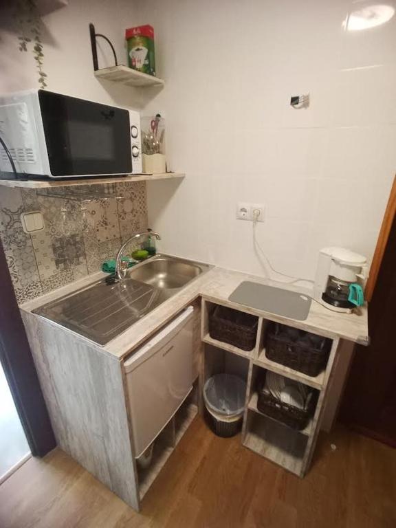 A kitchen or kitchenette at GARDEN ROOMS