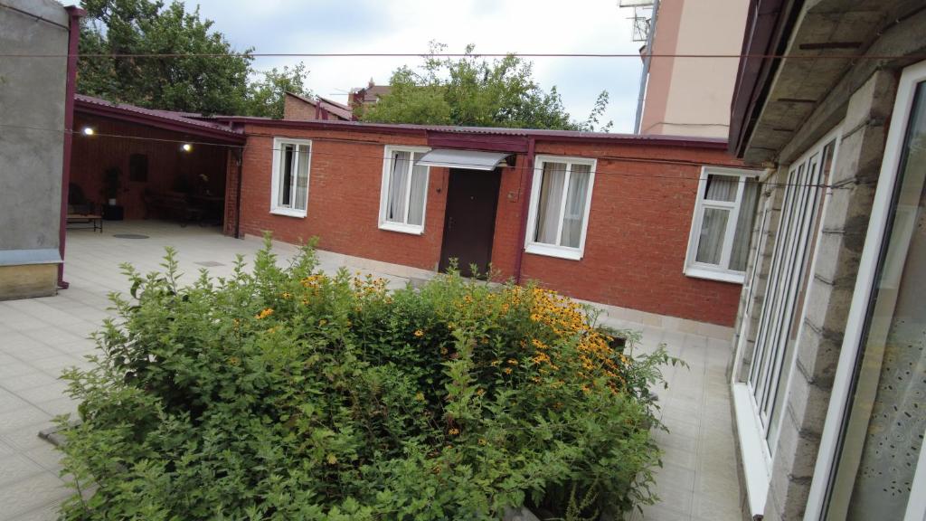 ウラジカフカスにあるVacation home on Kalinina streetの赤レンガ造りの建物