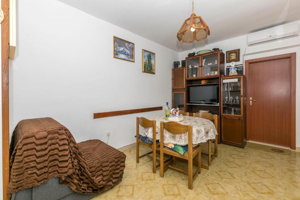 Televízia a/alebo spoločenská miestnosť v ubytovaní Apartments Neno