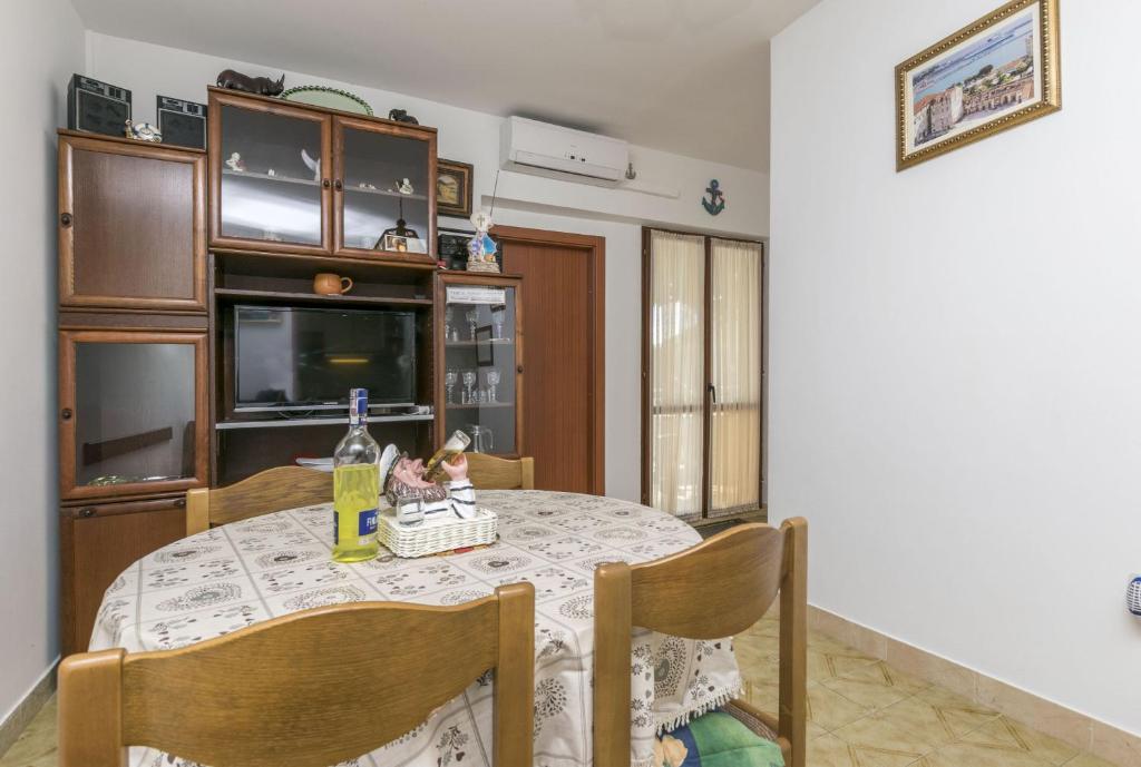Televízia a/alebo spoločenská miestnosť v ubytovaní Apartments Neno