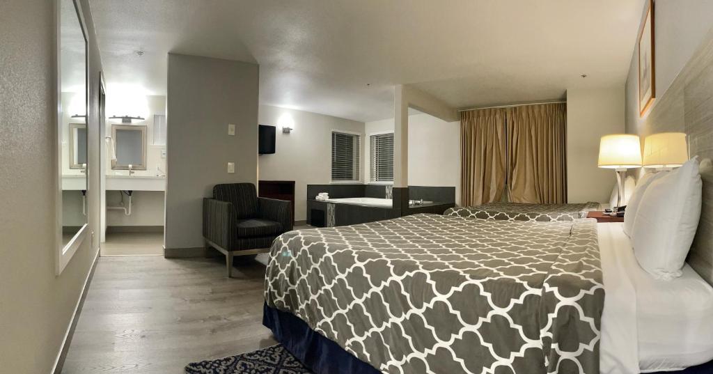 Postel nebo postele na pokoji v ubytování Americas Inn & Suite