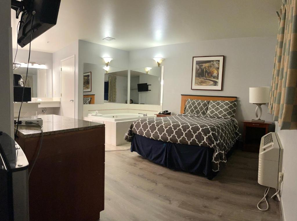 TV a/nebo společenská místnost v ubytování Americas Inn & Suite