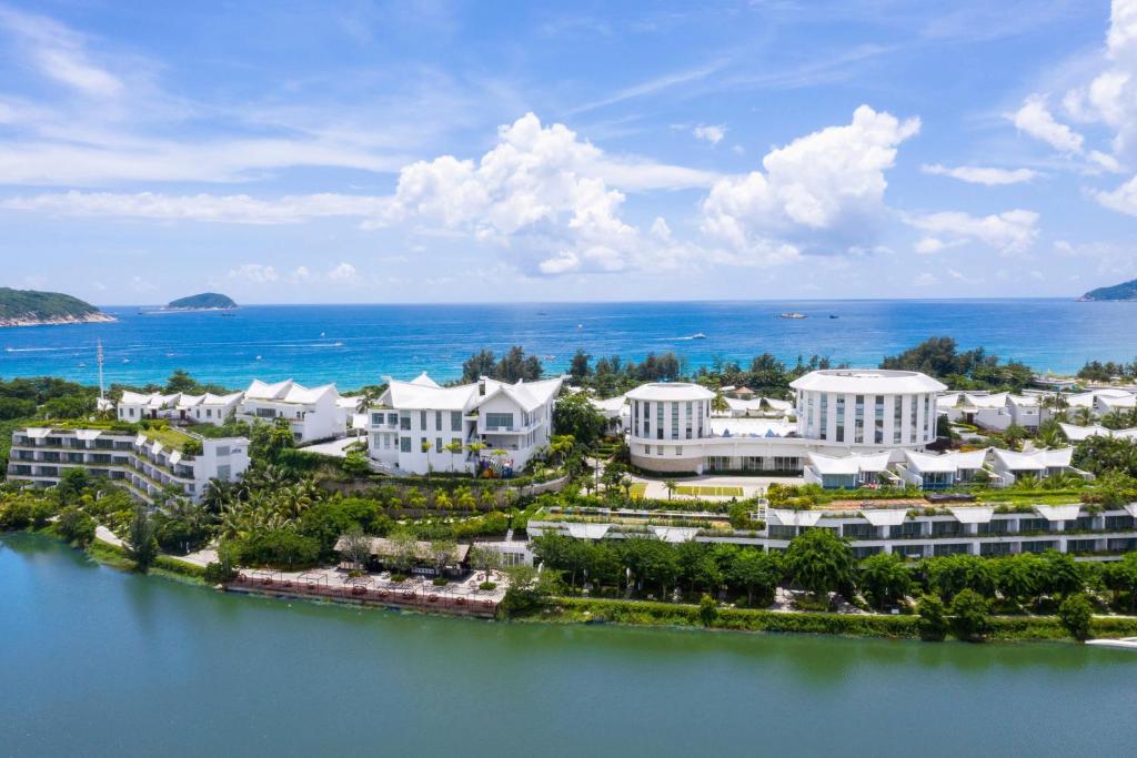 三亞的住宿－三亚亚龙湾迎宾馆别墅，靠近水面的度假胜地的空中景致