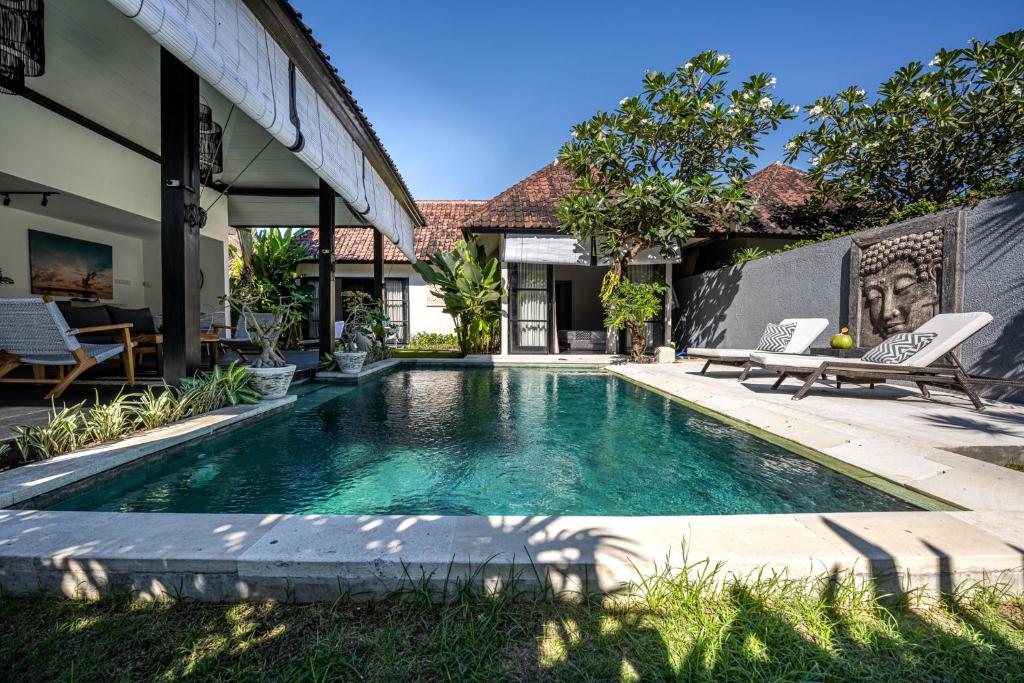 una piscina en el patio trasero de una casa en Jagaditha Villas, en Sanur